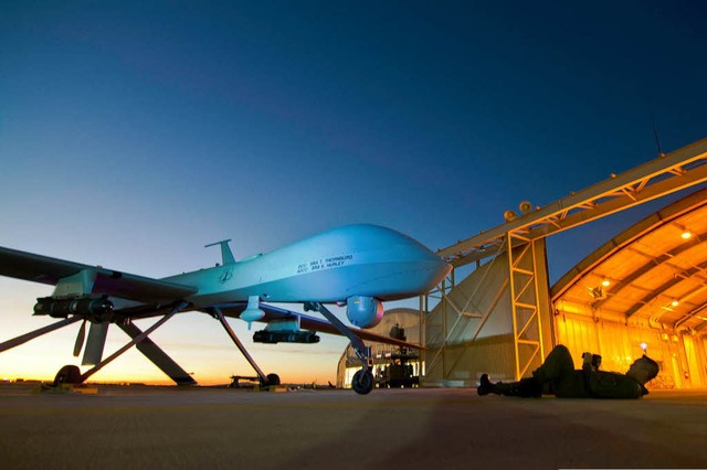 Eine Drohne an einem Frachtflughafen in Kalifornien   | Foto: dpa