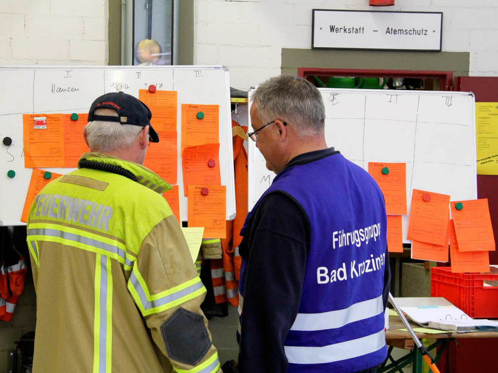 Lagebesprechung in der Feuerwache Hausen