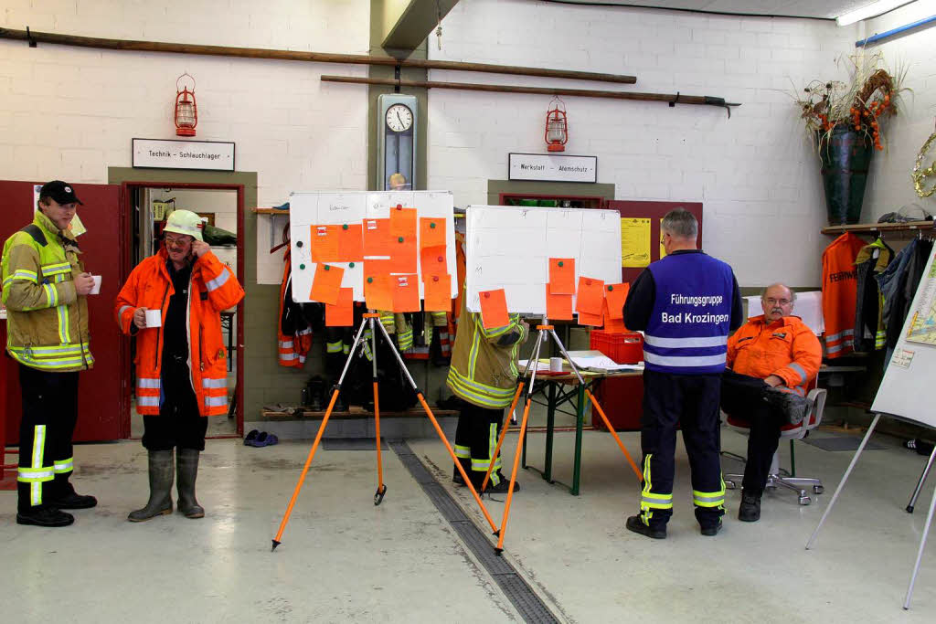 Lagebesprechung in der Feuerwache Hausen