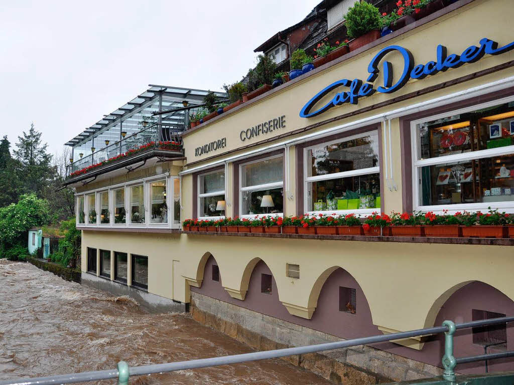 Die Fenster der Backstube sind fast erreicht: Neumagen am Caf Decker in Staufen.