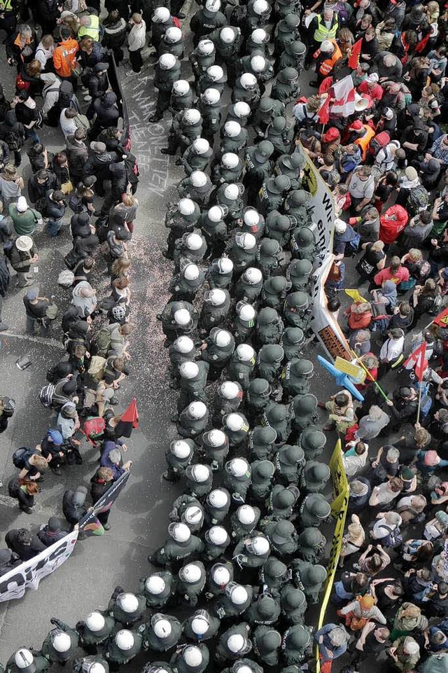 Demonstranten werden am Samstag in der...nk (EZB) und des Flughafens behindern.  | Foto: dpa