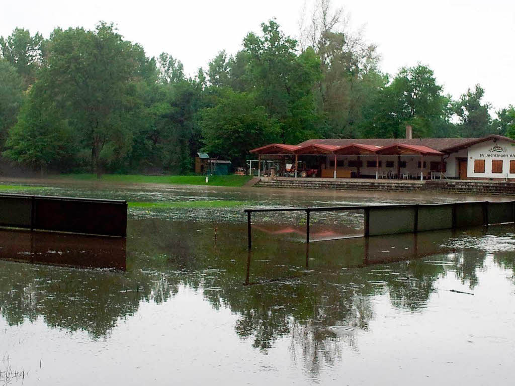 Der Sportplatz bei Jechtingen ist berflutet.