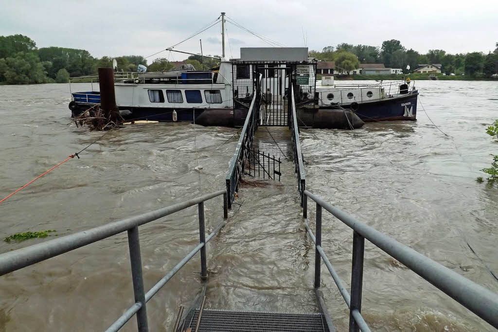 In Seenot geriet dieses Hausboot im Rhein bei Sasbach.