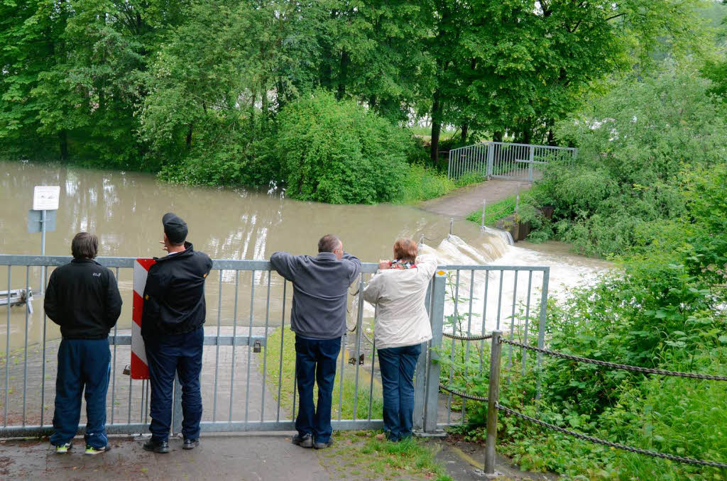 Das Hochwasser am Samstag lockte viele Schaulustige nach Sasbach.