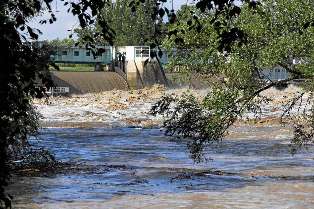 Die Schleusen am Stauwehr in Burkheim wurden wegen des Hochwassers voll geffnet.