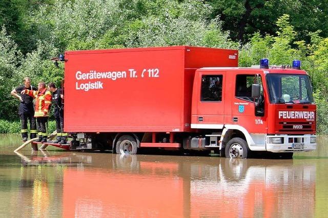 Schieanlage bei Bremgarten unter Wasser: Feuerwehr bemht sich um kontrollierten Abfluss