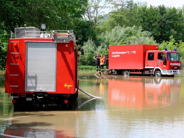 Da bringt pumpen nicht mehr viel: Die ...lage in Bremgarten steht unter Wasser.  | Foto: Alexander Huber