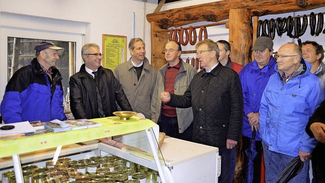 Auch den Hofladen besichtigte der CDU-...hle sowie  Ludger Reddemann (mitte).   | Foto: Alexandra Wehrle