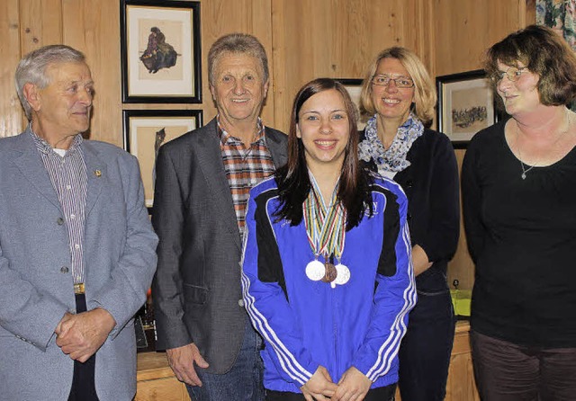 Alle sind stolz auf die 17jhrige Vize...er Bonndorfer Sportkegler (von links).  | Foto: Martha Weishaar
