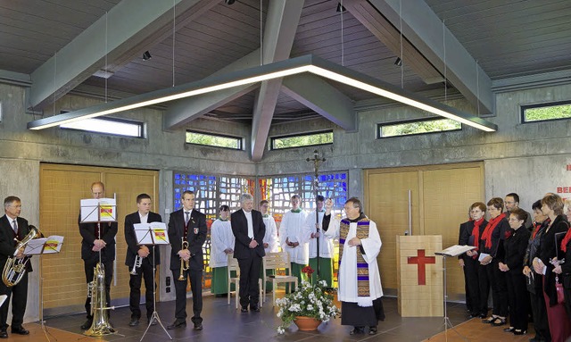 Pater Marian Rybak und Pfarrer Gernot ...segnen die erneuerte Aussegnungshalle.  | Foto: Silke Hartenstein