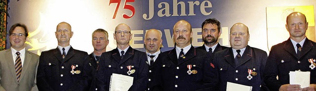 25 Jahre Mitarbeit in der Feuerwehr: B...mmandant Stefan Fait (2. von links).   | Foto: heidi fssel