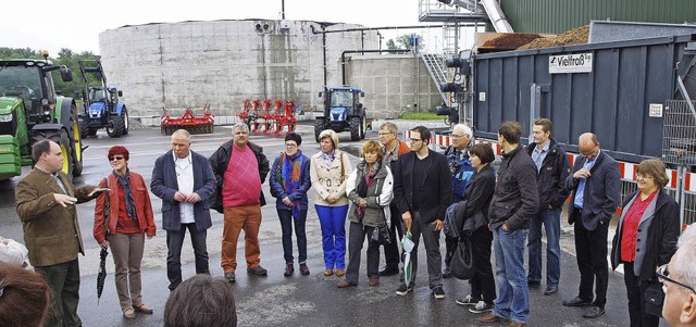 Thomas Msinger (links) erklrt seine Biogasanlage.  | Foto: Michael Haberer