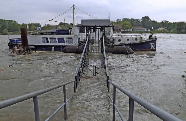 In Seenot geriet dieses Hausboot im Rhein bei Sasbach  | Foto: Hans-Peter Ziesmer