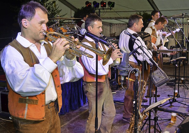 Die Lechner-Buam spielen im Festzelt.   | Foto: Roland Vitt