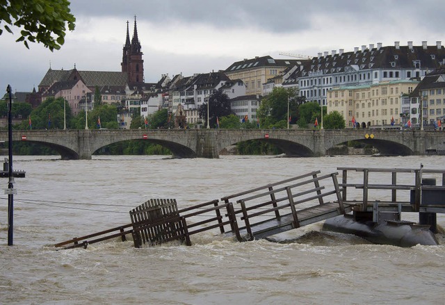 Der Steg der Klingentalfhre ragt am K...er aus den braunen Fluten des Rheins.   | Foto: dpa