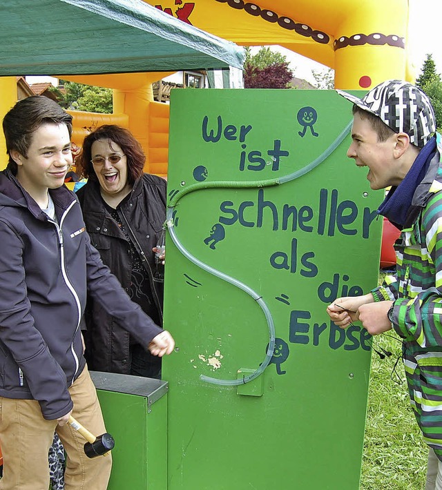 Am  Stand der Ministranten  die Erbse ...nd Klein bei Susanne Grber (rechts).   | Foto: Melanie Dramac