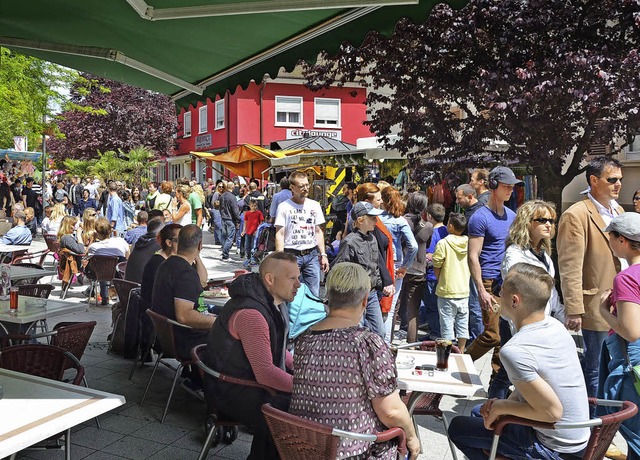 Die Sonne treibt viele Besucher in die...ch auch die Aussteller am letzten Tag.  | Foto: Martina Proprenter