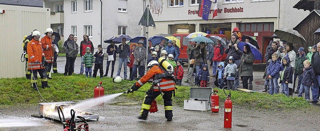 &#8222;Wasser marsch&#8220; von oben a...eressierte zum Zuschauen eingefunden.   | Foto: Eberhard Weiss