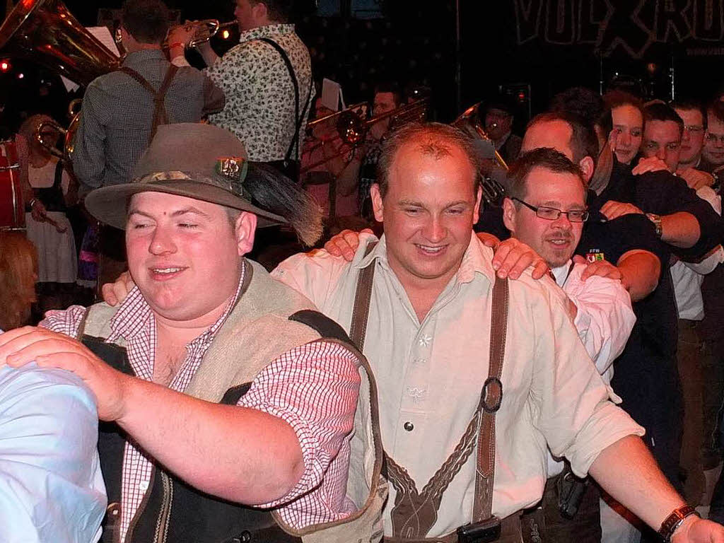 Ob Polonaise durch die Halle oder Vorstellung der Dirndltrgerinnen, die zum Teil als Fans der niederlndischen Blaskapelle „Daag en  Nach“ (rechts) mit in den Hotzenwald gekommen waren, die Stimmung war einfach genial.