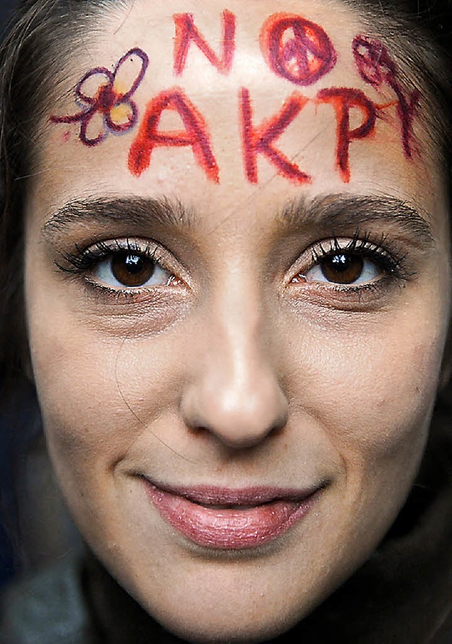 Solidaritt: Demonstrantin vor der trkischen Botschaft in Berlin  | Foto: dpa