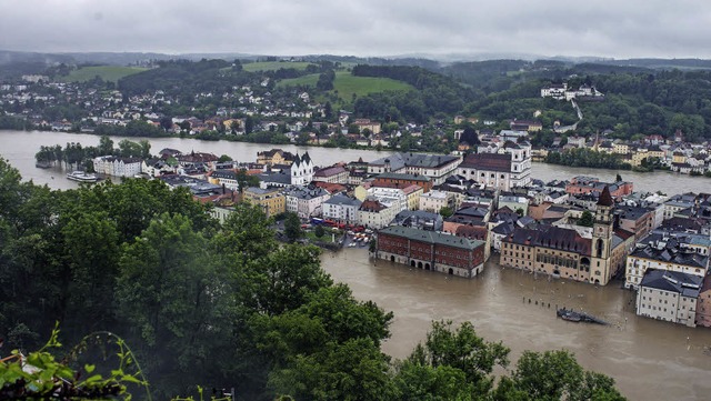 In der niederbayerischen Drei-Flsse-S...das historische Zentrum berschwemmt.   | Foto: dpa