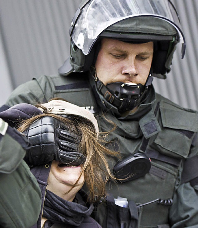 Eine Aktivistin wird von der Polizei abgefhrt.    | Foto: DPA