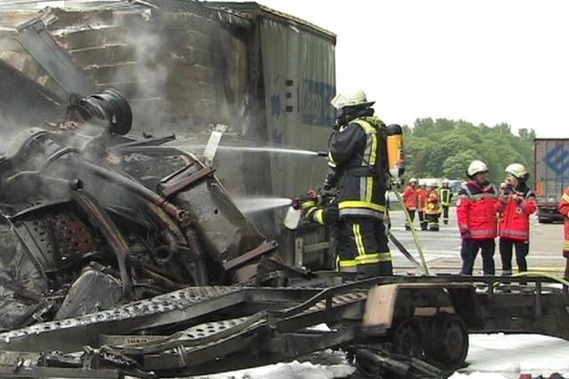 A5: Fünf Menschen sterben bei Autobahnunfall in brennendem Kleinlaster