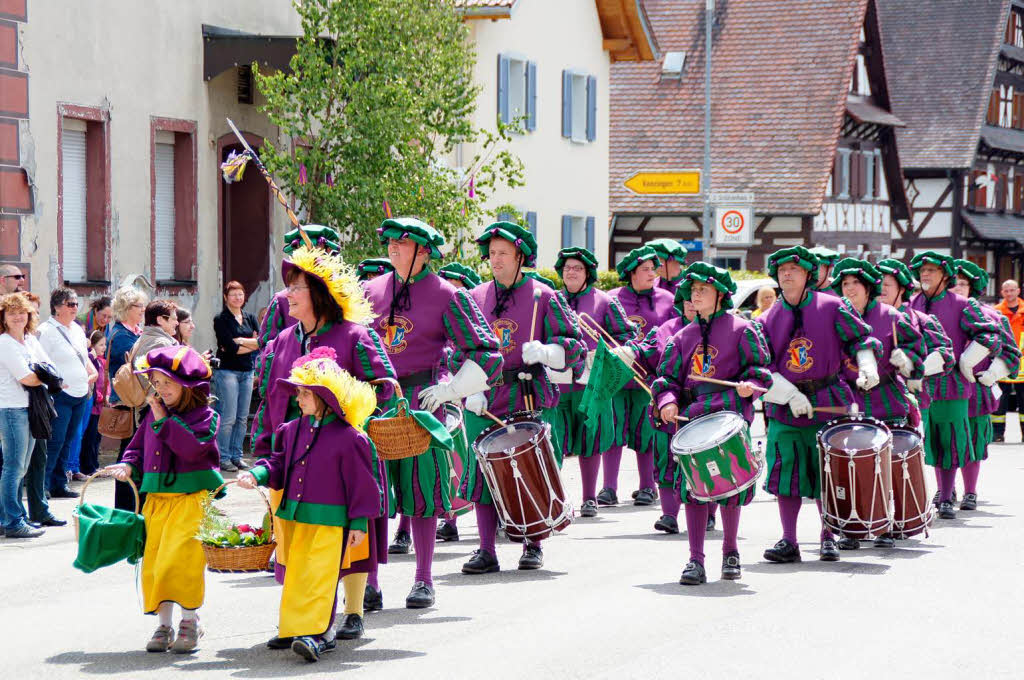 Der Fanfarenzug Weisweil machte den Anfang beim Umzug mit mehr als 20 Fanfarenzgen und einer Landsknechtsgruppe.