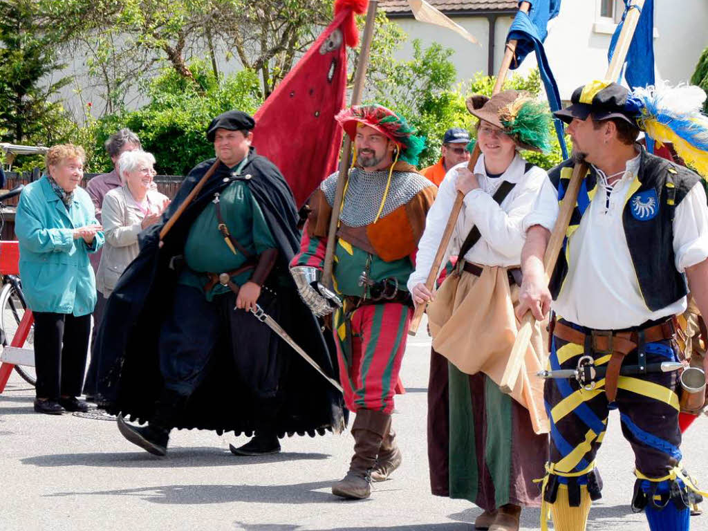 Mittelalter-Leben beim Fest des Fanfarenzugs Weisweil: Die Landsknechte beim Umzug am Sonntag.