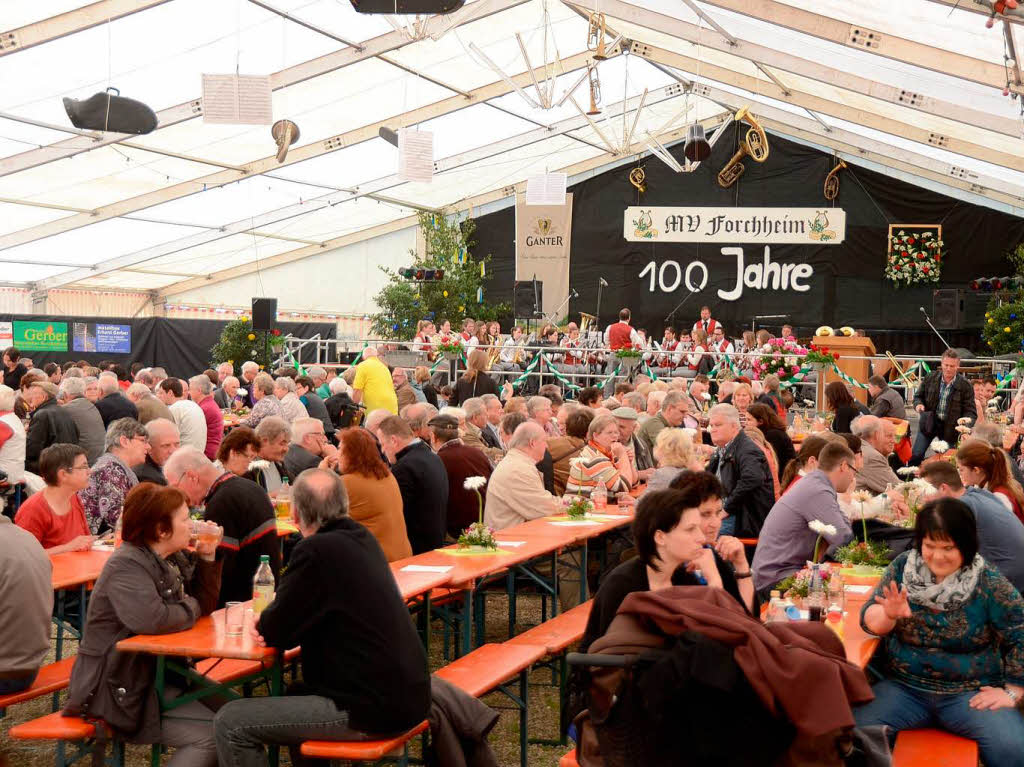 Im Festzelt wechselten sich die teilnehmenden Musikvereine im Halbstundentakt ab.