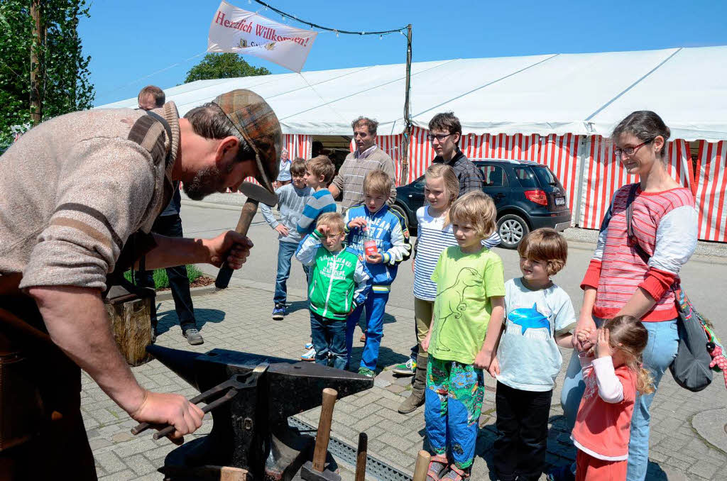 Kinder und Erwachsene waren von der Handwerkskunst der Schmiedeinnung Emmendingen fasziniert.