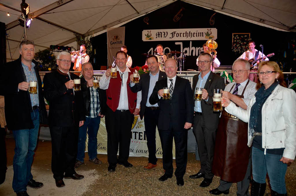 Ein Prosit auf ein gelungenes Jubilumsfest beim Fassanstich.