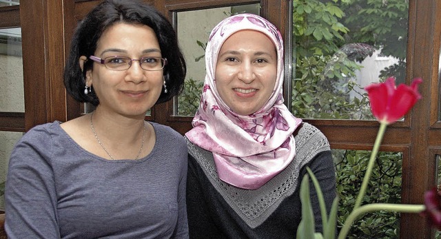 Wichtige Anlaufstellen und Vertrauensp...yya Azizova und Emine Akkaya (rechts)   | Foto: Ounas-Krusel