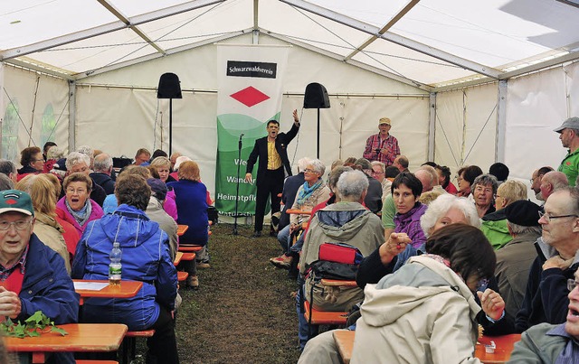 De Hmme unterhlt das Publikum im Festzelt.   | Foto: Axel Fleig