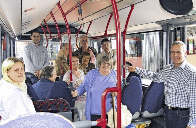 In der Busschule zeigt Werner Jehle (r...s man beim Busfahren beachten sollte.   | Foto: freudig