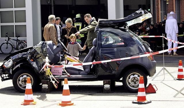 Wie man Verletzte nach einem Unfall au...elfer&#8220; in Steinen demonstriert.   | Foto: Heiner Fabry