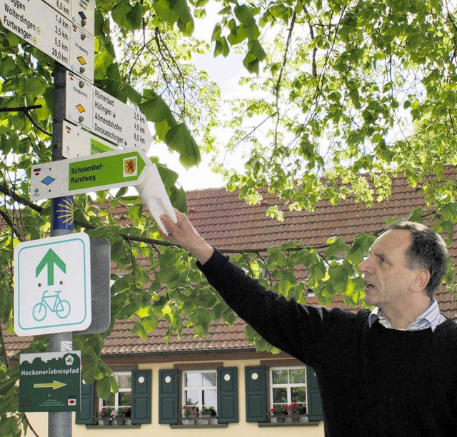 Michael Schwr vom Verkehrsamt erklrt...dem Brunlinger Wappen versehen sind.   | Foto: Molitor