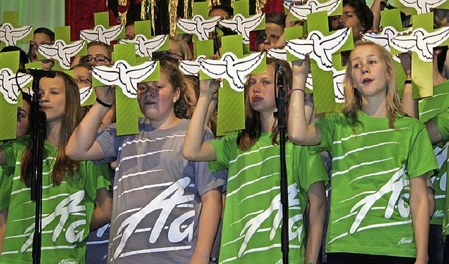 70 Jugendliche des Adonia-Teens Chor b...sther in der Kaiserstuhlhalle Ihringen  | Foto: Elisabeth Jakob-Klblin