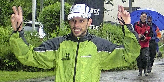 Glcklicher Sieger: Der Franzose Alexa...m Samstag den Lauf ber 58 Kilometer.   | Foto: Hecht