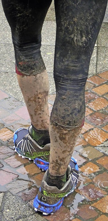 In lockerer Pose mit Schlammkruste und...211; ein Läufer nach dem Zieldurchlauf  | Foto: Benedikt Hecht