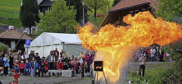 Josef Ruf demonstrierte, wie Wasser auf brennendes Fett wirkt.  | Foto: Ulrike Jger