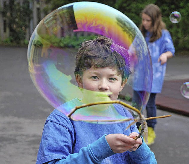 Riesenseifenblasen und  selbst gefrbt...el bei der Wissenschaftswoche in Hg.   | Foto: Weber