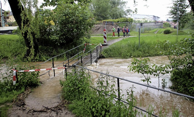 Vom Ettenbach berflutet: die Fugngerbrcke  beim Quartier am Ettenbach.  | Foto: Erika Sieberts