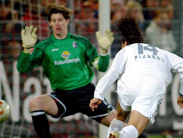 Archivbild aus dem Jahr 2003: Claudio ...Richard Golz muss hinter sich greifen.  | Foto: Verwendung nur in Deutschland, usage Germany only