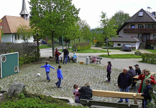 Auf dem Dorfplatz in Faulenfrst kmme...ich der Schnupfverein um  die Kinder.   | Foto: Ute Aschendorf