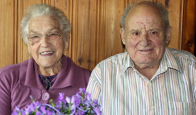 Frieda und Helmut Dresel gehen seit se...zehnten gemeinsam durch Dick und Dnn.  | Foto: Martha Weishaar