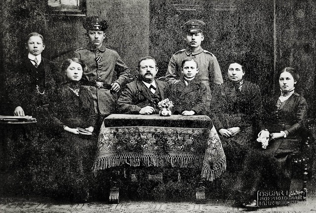 Die Familie Karl Kohler (hinten von li...se, Vater Karl, Wilhelm, Maria, Anna.   | Foto: Repro: Bastian Henning