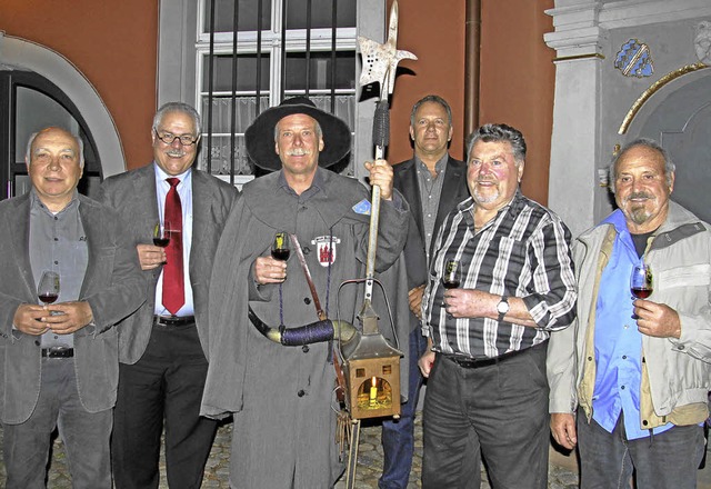 Dem Nachtwchter Gnter Kromer gratuli...  Friedel Weiler und Karlheinz Bieler.  | Foto: Herbert Trogus