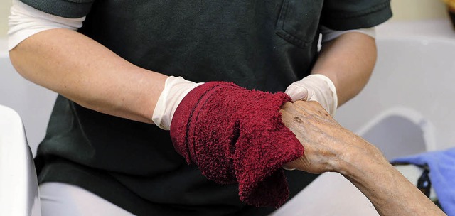 In der huslichen Pflege zu arbeiten h...ehmend auch unter finanziellem Druck.   | Foto: BZ-Archiv: Ingo Schneider