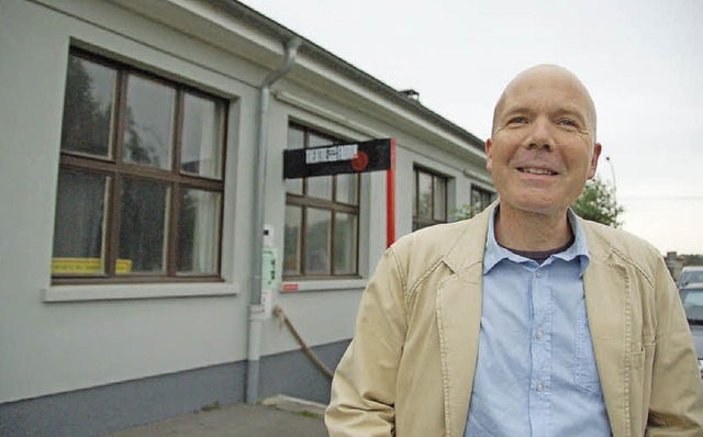 Freddy Allemann vor dem Eingang zu sei...r Wirkung geschlossenen Kellertheater   | Foto: Annette Mahro